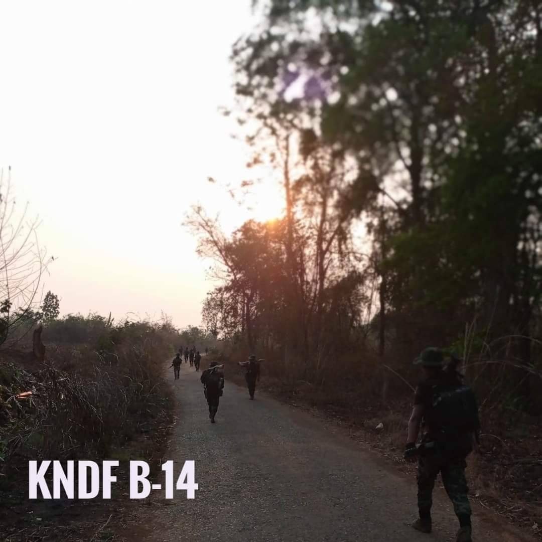 (ကရင်နီအမျိုးသားများကာကွယ်ရေးတပ်(KNDF)တပ်ရင်း -၁၄မှ ရဲဘော်များအား ရှေ့တန်းတစ်နေရာ၌ တွေ့ရစဥ်။ ဓာတ်ပုံ - KNDF)