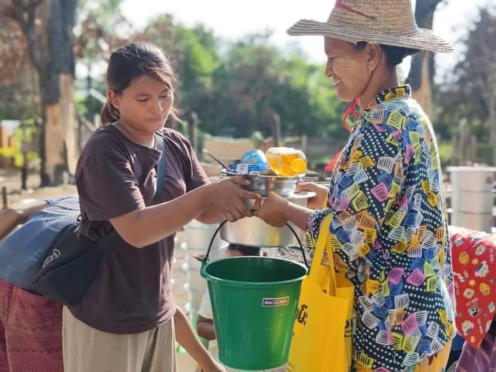 (စစ်ဘေးရှောင်များအား လှူဒါန်းနေစဥ်။ ဓာတ်ပုံ - ချင်းတွင်းမြစ်ကမ်းဘေး သပိတ်စစ်ကြောင်း၊ အညာပစ်တိုင်းထောင်လေးများ)