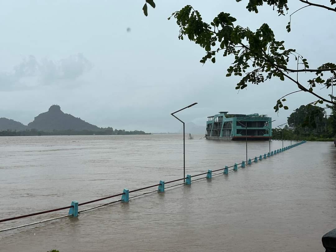 (အာရှလမ်းမကြီး ၊မြဝတီ-ကော့ကရိတ်လမ်းတောနောရေတံခွန်တွင် သြဂုတ်လ ၈ ရက်က မြေပြိုမှုထပ်မံဖြစ်ပွားမှုနှင့် ဘားအံ့မြို့ သံလွင်မြစ်ကမ်းတစ်နရာ ရေလွှမ်းမိုးနေမှု။ ဓါတ်ပုံ- သင်္ဃန်းညီနောင် လူမှုကူညီကယ်ဆယ်ရေးအသင်း၊ CJ)