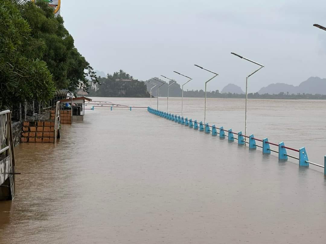(အာရှလမ်းမကြီး ၊မြဝတီ-ကော့ကရိတ်လမ်းတောနောရေတံခွန်တွင် သြဂုတ်လ ၈ ရက်က မြေပြိုမှုထပ်မံဖြစ်ပွားမှုနှင့် ဘားအံ့မြို့ သံလွင်မြစ်ကမ်းတစ်နရာ ရေလွှမ်းမိုးနေမှု။ ဓါတ်ပုံ- သင်္ဃန်းညီနောင် လူမှုကူညီကယ်ဆယ်ရေးအသင်း၊ CJ)