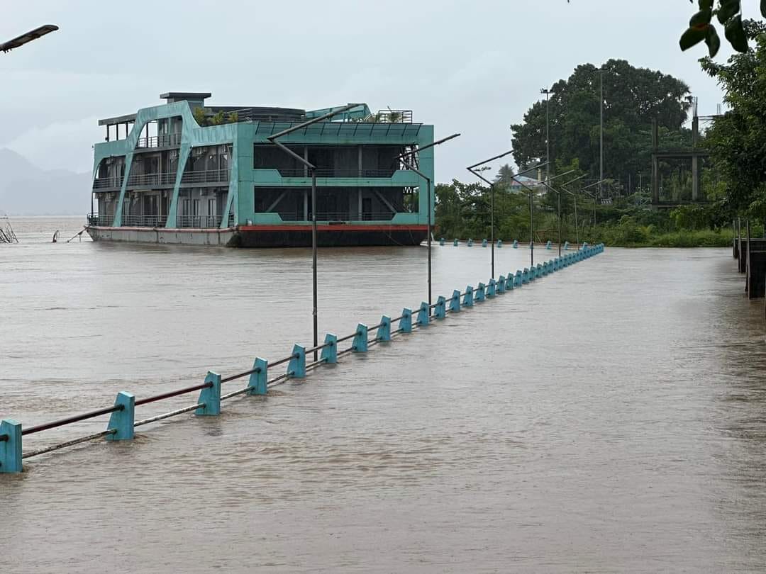 (အာရှလမ်းမကြီး ၊မြဝတီ-ကော့ကရိတ်လမ်းတောနောရေတံခွန်တွင် သြဂုတ်လ ၈ ရက်က မြေပြိုမှုထပ်မံဖြစ်ပွားမှုနှင့် ဘားအံ့မြို့ သံလွင်မြစ်ကမ်းတစ်နရာ ရေလွှမ်းမိုးနေမှု။ ဓါတ်ပုံ- သင်္ဃန်းညီနောင် လူမှုကူညီကယ်ဆယ်ရေးအသင်း၊ CJ)