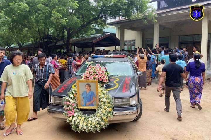 (ကိုယ်ဝန်ဆောင်အမျိုးသမီးနာရေးအား ပြည်သူများ လိုက်ပါပို့ဆောင်နေစဥ်။ ဓာတ်ပုံ - မြန်မာနိုင်ငံလူမှုကယ်ဆယ်ရေးအဖွဲ့)