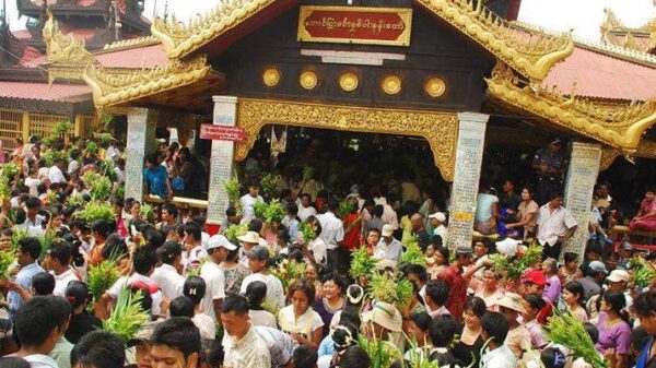 (တောင်ပြုံးပွဲတော်သို့ လာရောက်သူများအား တွေ့ရစဥ်။ ပုံအဟောင်းကို အသုံးပြုထားပါသည်)