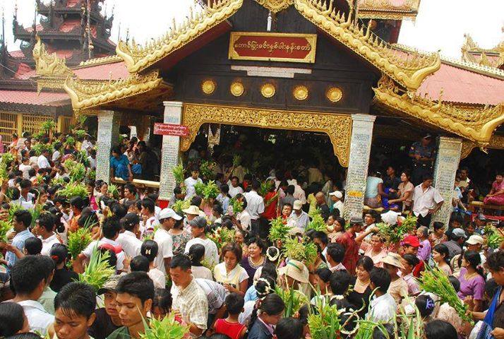 (တောင်ပြုံးပွဲတော်သို့ လာရောက်သူများအား တွေ့ရစဥ်။ ပုံအဟောင်းကို အသုံးပြုထားပါသည်)
