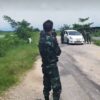 (ရွှေကျင်- ညောင်လေးပင်လမ်းပိုင်းတွင် စစ်ဆေးရေးလုပ်ဆောင်နေသည့် PDF ပူးပေါင်းတပ်ဖွဲ့ဝင်များအား တွေ့ရစဥ်။File Photo)