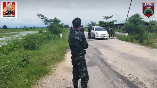 (ရွှေကျင်- ညောင်လေးပင်လမ်းပိုင်းတွင် စစ်ဆေးရေးလုပ်ဆောင်နေသည့် PDF ပူးပေါင်းတပ်ဖွဲ့ဝင်များအား တွေ့ရစဥ်။File Photo)