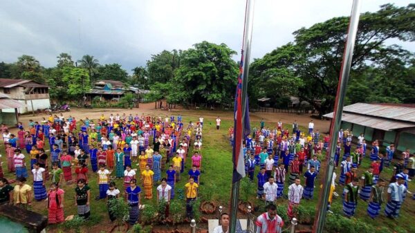 (ကော့ကရတ်မြို့နယ်တောင်ပိုင်းရှိ ကိုယ်ထူကိုယ်ထ အထက်တန်းကျောင်းမှ ကျောင်းသူ၊ကျောင်းသားများနှင့် ကျေးရွာတာဝန်ရှိသူများစုပေါင်း၍ (၇၃)ကြိမ်မြောက် ကရင့်အာဇာနည်နေ့ကျင်းပပြုလုပ်သည့် မြင်ကွင်းများ။ ဓာတ်ပုံ - ကေအိုင်စီ)