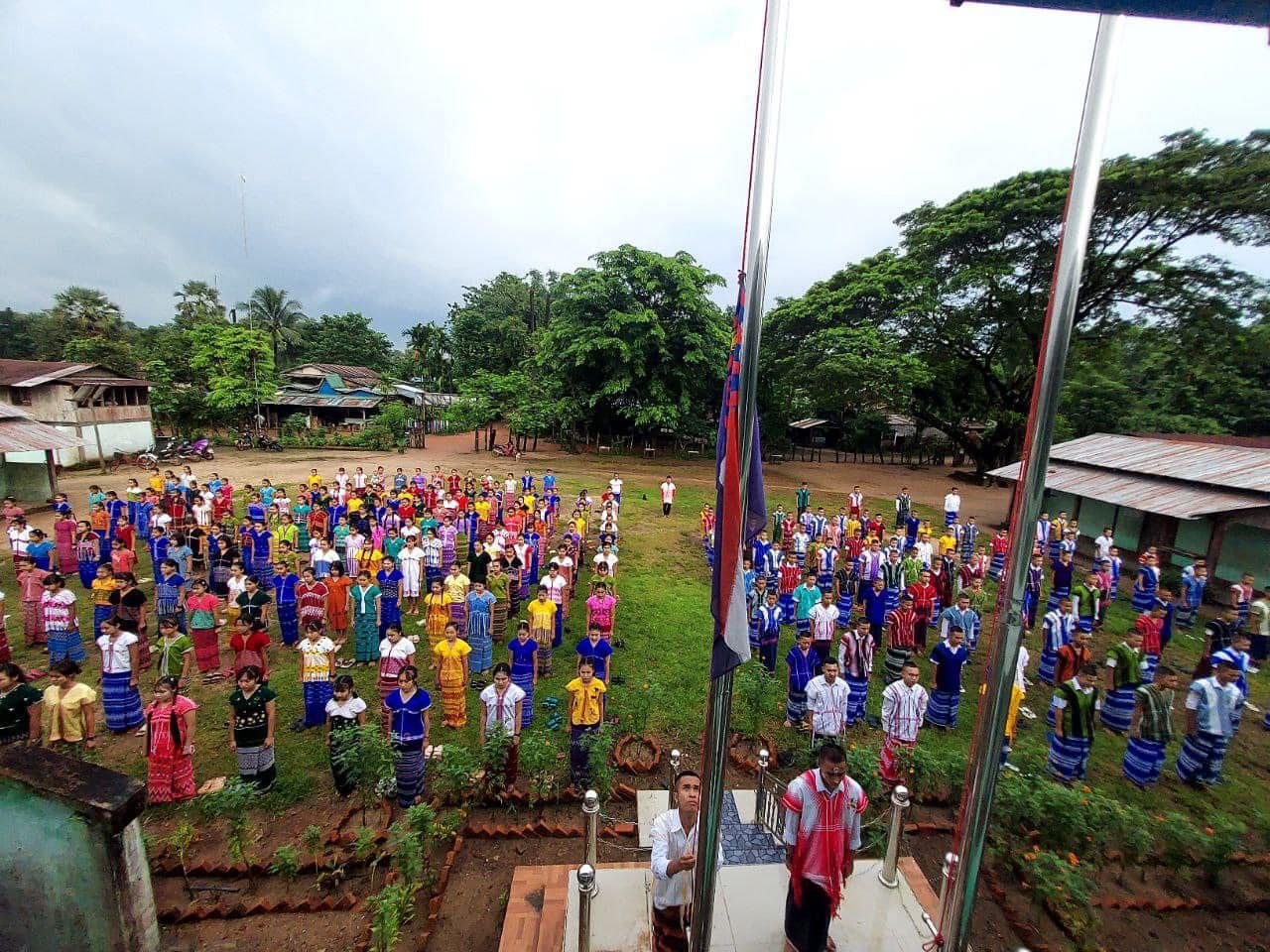 (ကော့ကရတ်မြို့နယ်တောင်ပိုင်းရှိ ကိုယ်ထူကိုယ်ထ အထက်တန်းကျောင်းမှ ကျောင်းသူ၊ကျောင်းသားများနှင့် ကျေးရွာတာဝန်ရှိသူများစုပေါင်း၍ (၇၃)ကြိမ်မြောက် ကရင့်အာဇာနည်နေ့ကျင်းပပြုလုပ်သည့် မြင်ကွင်းများ။ ဓာတ်ပုံ - ကေအိုင်စီ)