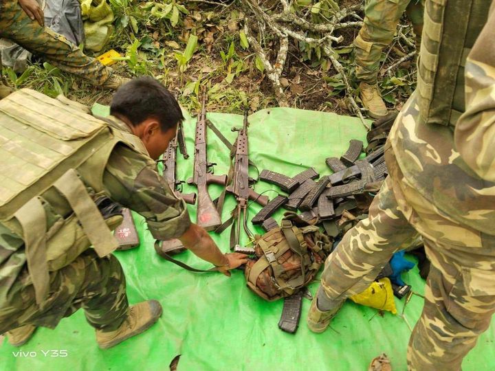 (ဟားခါး - ထန်တလန်အကြား သီတာနားနေစခန်းအနီးတွင် ဇူလိုင် ၇ရက်နှင့် ၈ ရက်က ဖြစ်ပွားခဲ့သော တိုက်ပွဲအတွင်း စစ်ကောင်စီတပ်ထံမှ သိမ်းဆည်းရရှိသော လက်နက်ခဲယမ်းများ။ ဓာတ်ပုံ - The Chin Journal)
