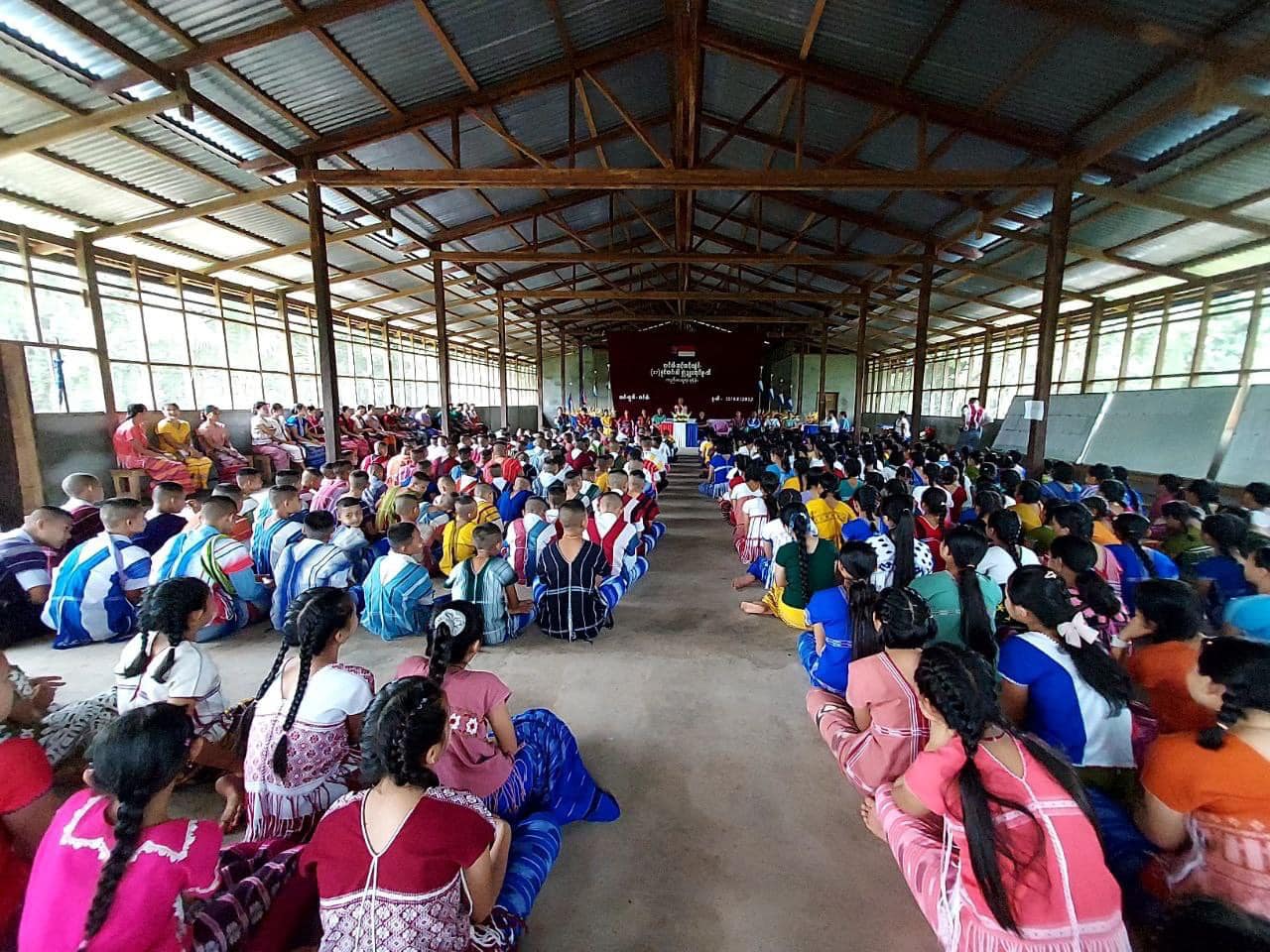 (ကော့ကရတ်မြို့နယ်တောင်ပိုင်းရှိ ကိုယ်ထူကိုယ်ထ အထက်တန်းကျောင်းမှ ကျောင်းသူ၊ကျောင်းသားများနှင့် ကျေးရွာတာဝန်ရှိသူများစုပေါင်း၍ (၇၃)ကြိမ်မြောက် ကရင့်အာဇာနည်နေ့ကျင်းပပြုလုပ်သည့် မြင်ကွင်းများ။ ဓာတ်ပုံ - ကေအိုင်စီ)