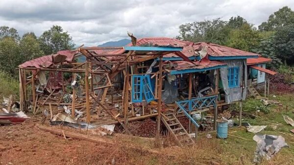 (စစ်ကောင်စီတပ်က ထန်တလန်မြို့နယ် ခွာဖိုရွာအပါအဝင် ဒေသတွင်းရှိကျေးရွာ နှစ်ရွာကို ဗုံးကြဲတိုက်ခိုက်ပြီးနောက် တွေ့ရစဥ်။ ဓာတ်ပုံ - The Chin Journal)