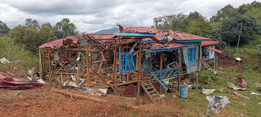 (စစ်ကောင်စီတပ်က ထန်တလန်မြို့နယ် ခွာဖိုရွာအပါအဝင် ဒေသတွင်းရှိကျေးရွာ နှစ်ရွာကို ဗုံးကြဲတိုက်ခိုက်ပြီးနောက် တွေ့ရစဥ်။ ဓာတ်ပုံ - The Chin Journal)