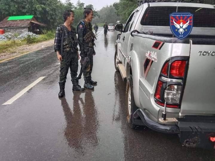 (KNLA၊ PDF ပူးပေါင်းတပ်ဖွဲ့ဝင်များ စစ်ဆေးနေစဥ်။ ဓာတ်ပုံ - ဒုစစ်ဒေသခွဲမှူးရုံး၊ အမှတ်(၃)စစ်ဒေသခွဲ)