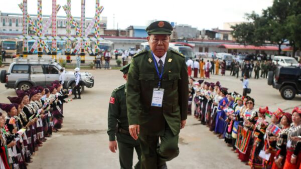 (၂၀၁၆ အတွင်းက ကချင်ပြည်နယ်မြောက်ပိုင်း မိုင်ဂျာရန်မြို့တွင် ကျင်းပသော တိုင်းရင်းသားလက်နက်ကိုင်အဖွဲ့အစည်းများ၏ ဆွေးနွေးပွဲသို့ တက်ရောက်လာသည့် KIO ဥက္ကဋ္ဌ ဗိုလ်ချုပ်ကြီး အင်ဘန်လ။ ဓာတ်ပုံ − EPA/EFE)