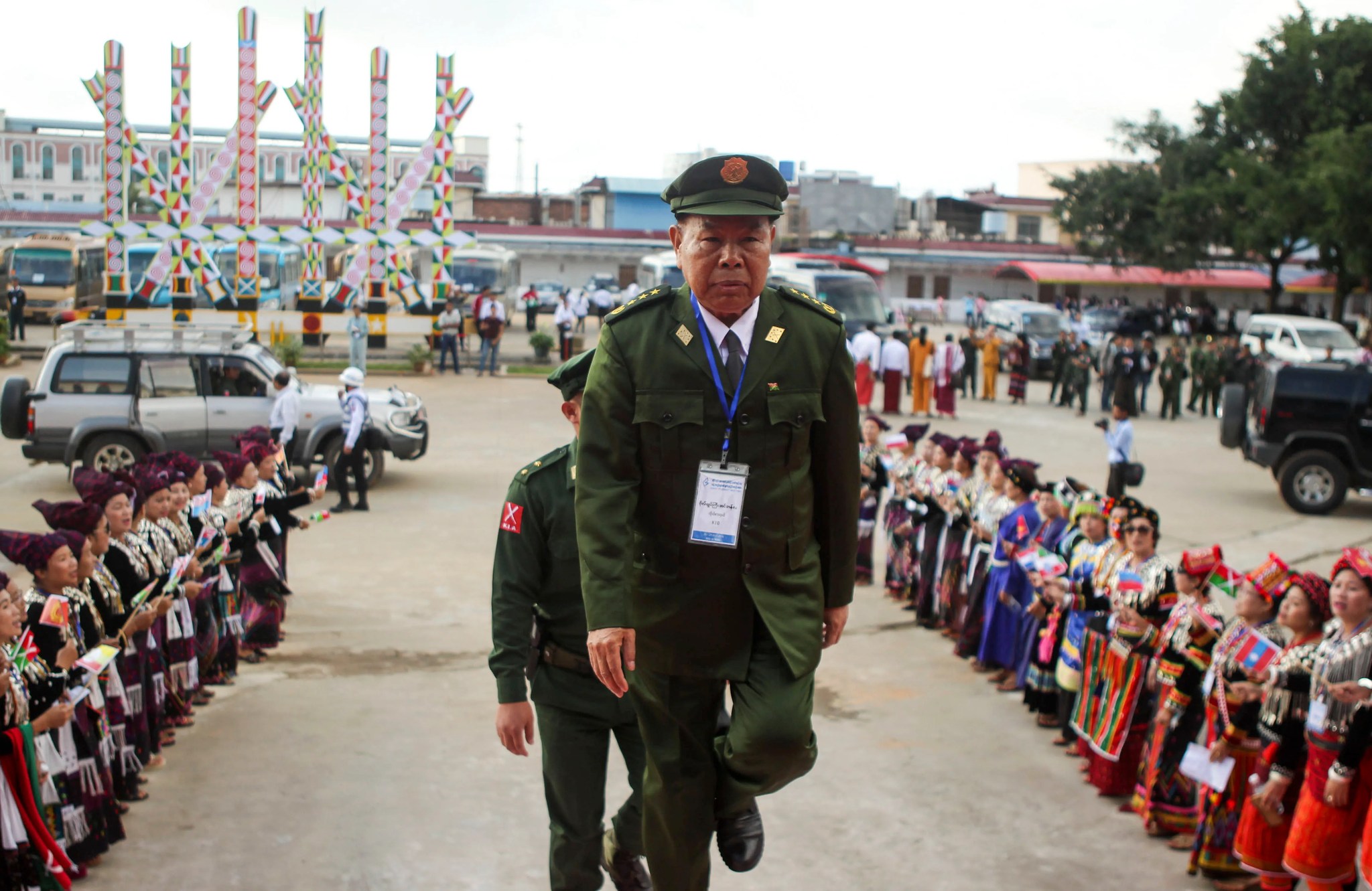 (၂၀၁၆ အတွင်းက ကချင်ပြည်နယ်မြောက်ပိုင်း မိုင်ဂျာရန်မြို့တွင် ကျင်းပသော တိုင်းရင်းသားလက်နက်ကိုင်အဖွဲ့အစည်းများ၏ ဆွေးနွေးပွဲသို့ တက်ရောက်လာသည့် KIO ဥက္ကဋ္ဌ ဗိုလ်ချုပ်ကြီး အင်ဘန်လ။ ဓာတ်ပုံ − EPA/EFE)