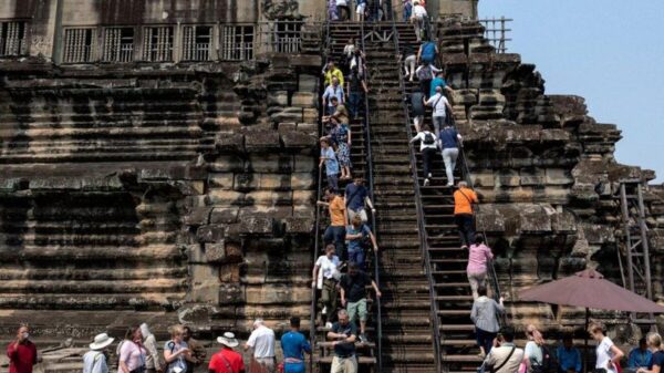 တရုတ် ကမ္ဘာလှည့် ခရီးသည်တွေရဲ့ ခါးခါးသီးသီး မျက်ကွယ်ပြုမှုကို ခံနေရတဲ့ မြန်မာနဲ့ ကမ္ဘောဒီးယား
