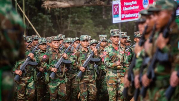 (တအာင်းတပ်မတော်(TNLA)မှ ရဲဘော်များအား အခမ်းအနားတစ်ခု၌ တွေ့ရစဉ်။ ဓာတ်ပုံ - AFP)