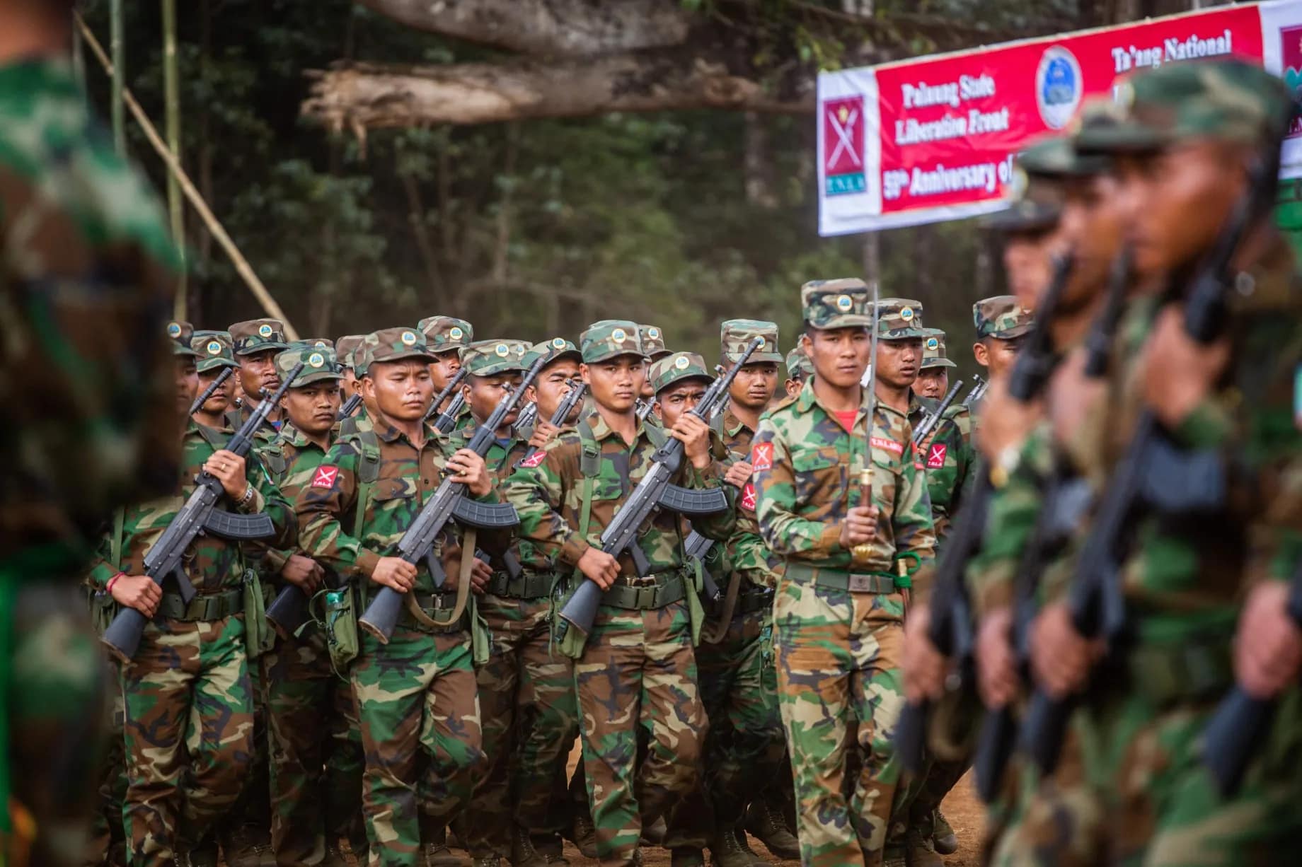 (တအာင်းတပ်မတော်(TNLA)မှ ရဲဘော်များအား အခမ်းအနားတစ်ခု၌ တွေ့ရစဉ်။ ဓာတ်ပုံ - AFP)