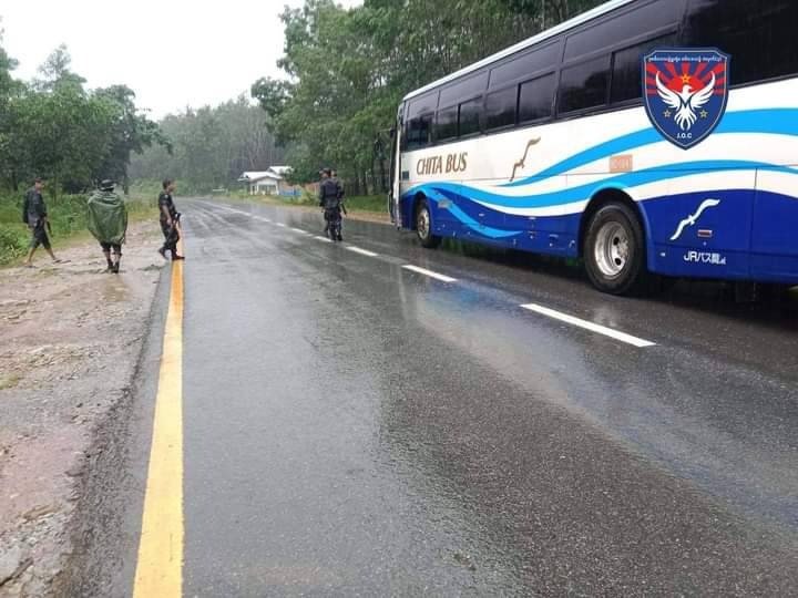 (KNLA၊ PDF ပူးပေါင်းတပ်ဖွဲ့ဝင်များ စစ်ဆေးနေစဥ်။ ဓာတ်ပုံ - ဒုစစ်ဒေသခွဲမှူးရုံး၊ အမှတ်(၃)စစ်ဒေသခွဲ)
