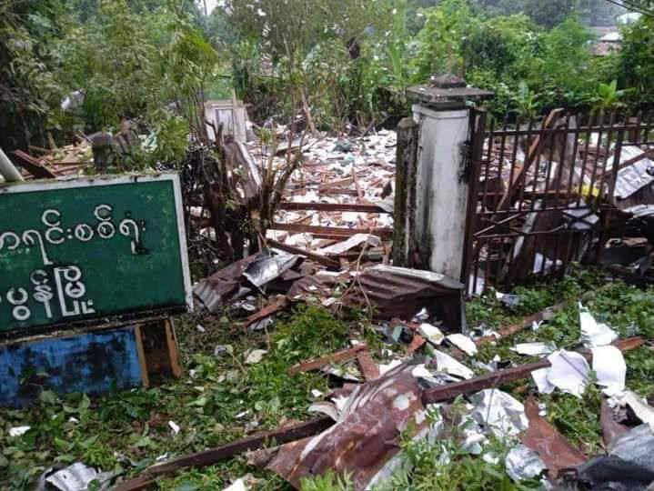 (ဖာပွန်မြို့ရှိ စစ်ကောင်စီရုံးဌာနများ တိုက်ခိုက်ခံရပြီးနောက် တွေ့ရစဥ်။ ဓာတ်ပုံ - CJ)