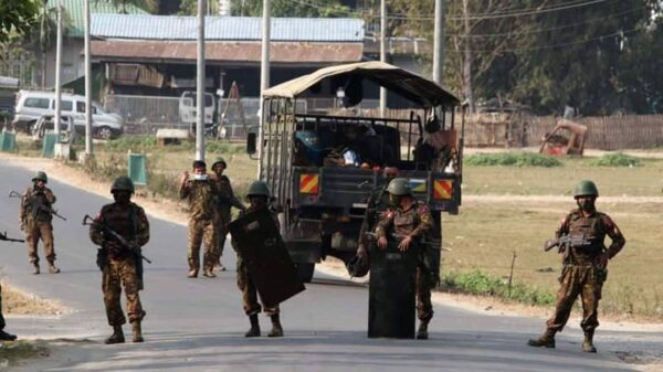 (လုံခြုံရေးတာဝန်ထမ်းဆောင်နေသည့် စစ်ကောင်စီတပ်ဖွဲ့ဝင်တချို့ ။ ပုံအဟောင်း ဖြစ်ပါသည်။)