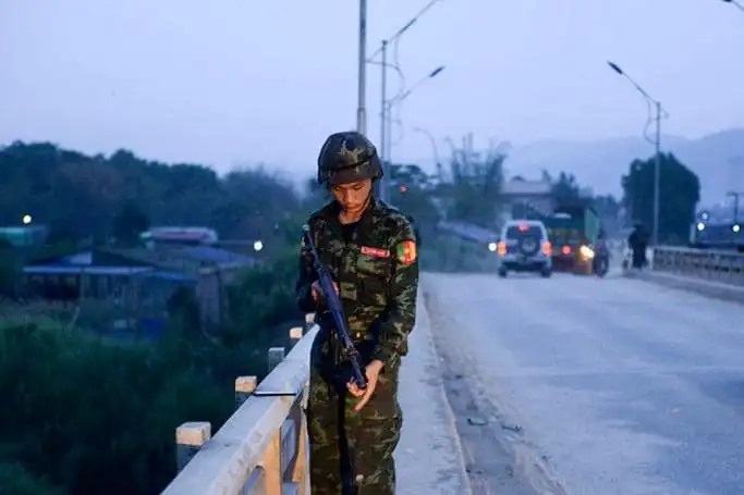 မူဆယ်မြို့ တံတားပေါ်တွင် လုံခြုံရေးယူနေသည့် ပြည်သူ့စစ်တစ်ဦးအား တွေ့ရစဉ်။ ဓာတ်ပုံ-AFP (ပုံအဟောင်း အသုံးပြုထားပါသည်)