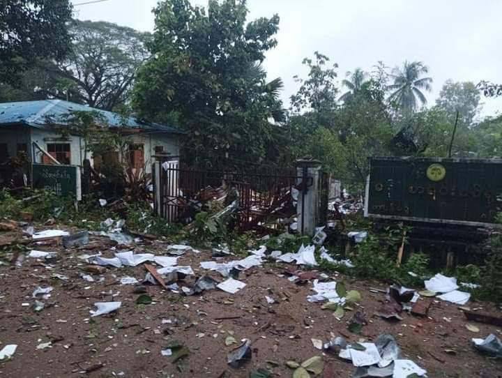 (ဖာပွန်မြို့ရှိ စစ်ကောင်စီရုံးဌာနများ တိုက်ခိုက်ခံရပြီးနောက် တွေ့ရစဥ်။ ဓာတ်ပုံ - CJ)
