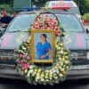 (ကိုယ်ဝန်ဆောင်အမျိုးသမီးနာရေးအား ‌ပြည်သူများ လိုက်ပါပို့ဆောင်နေစဥ်။ ဓာတ်ပုံ - မြန်မာနိုင်ငံလူမှုကယ်ဆယ်ရေးအဖွဲ့)
