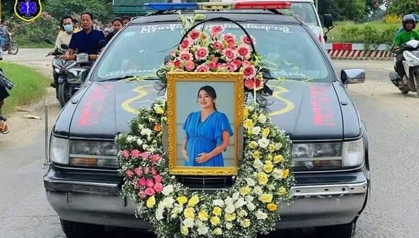 (ကိုယ်ဝန်ဆောင်အမျိုးသမီးနာရေးအား ‌ပြည်သူများ လိုက်ပါပို့ဆောင်နေစဥ်။ ဓာတ်ပုံ - မြန်မာနိုင်ငံလူမှုကယ်ဆယ်ရေးအဖွဲ့)