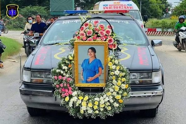 (ကိုယ်ဝန်ဆောင်အမျိုးသမီးနာရေးအား ‌ပြည်သူများ လိုက်ပါပို့ဆောင်နေစဥ်။ ဓာတ်ပုံ - မြန်မာနိုင်ငံလူမှုကယ်ဆယ်ရေးအဖွဲ့)