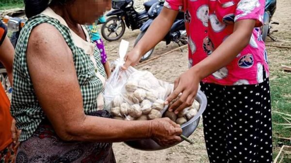 (စစ်ဘေးရှောင်များအား လှူဒါန်းနေစဥ်။ ဓာတ်ပုံ - ချင်းတွင်းမြစ်ကမ်းဘေး သပိတ်စစ်ကြောင်း၊ အညာပစ်တိုင်းထောင်လေးများ)