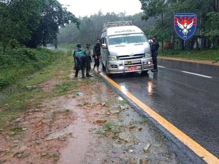 (KNLA၊ PDF ပူးပေါင်းတပ်ဖွဲ့ဝင်များ စစ်ဆေးနေစဥ်။ ဓာတ်ပုံ - ဒုစစ်ဒေသခွဲမှူးရုံး၊ အမှတ်(၃)စစ်ဒေသခွဲ)