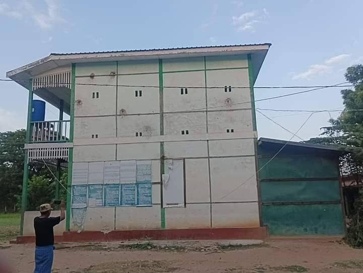 (ပေါက်ကန်ရွာတွင် စစ်တပ်၏ ပစ်ခတ်မှုကြောင့် ထိခိုက်ပျက်စီးမှုများအား တွေ့ရစဉ်။ ဓာတ်ပုံ-Feb One)