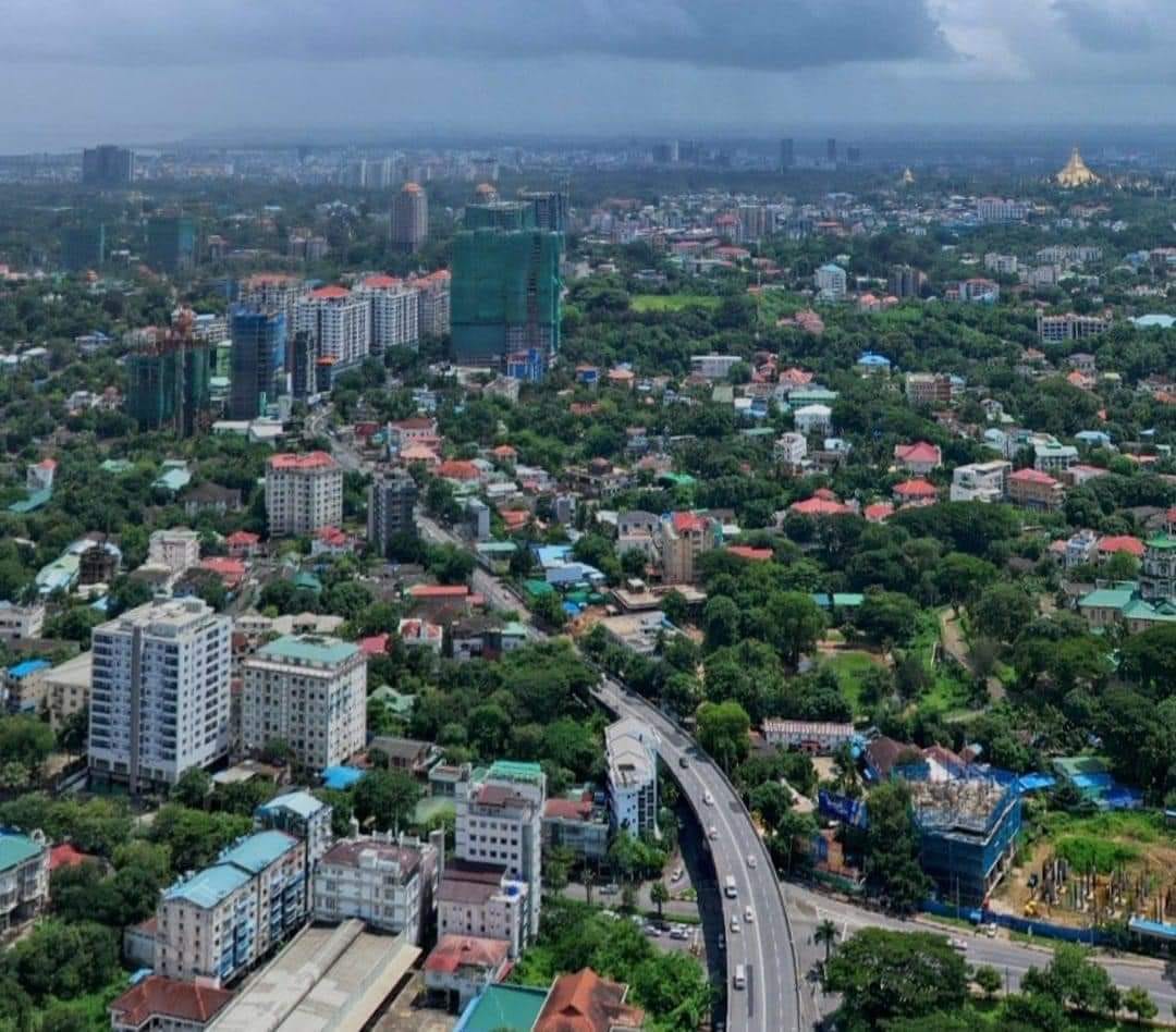 (ရန်ကုန်မြို့ကို အ​ပေါ်စီးမှ​တွေ့ရစဥ်။ ဓါတ်ပုံ-ASEAN Skyline)