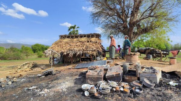 အညာဒေသ စစ်ရှောင်ပြည်သူအချို့ကိုတွေ့ရစဉ်