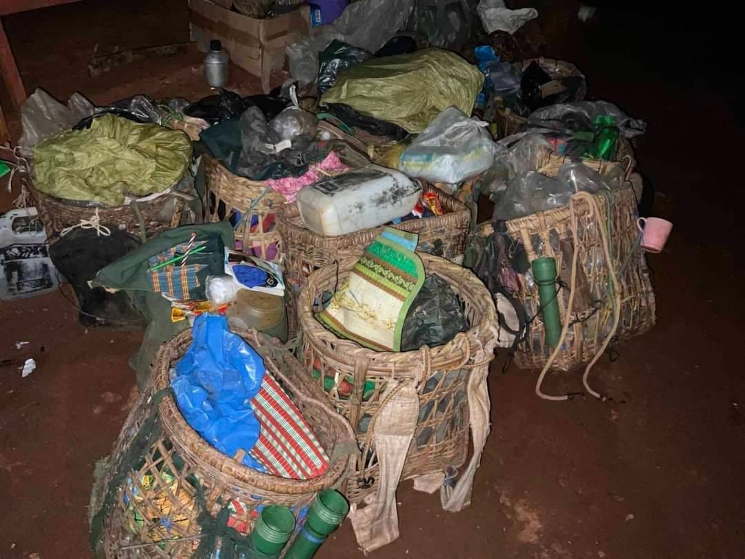 (ဖရူဆိုမြို့နယ်နှင့် ဖရူဆို-ဒီးမော့ဆို လမ်းပေါ်တွင်ဖြစ်ပွားသောတိုက်ပွဲများ၌ စစ်ကောင်စီတပ်ထံမှ ကရင်နီတပ်ပေါင်းစုထပ်မံသိမ်းဆည်းရရှိသောလက်နက်ခဲယမ်းများ။ ဓါတ်ပုံ-CJ)