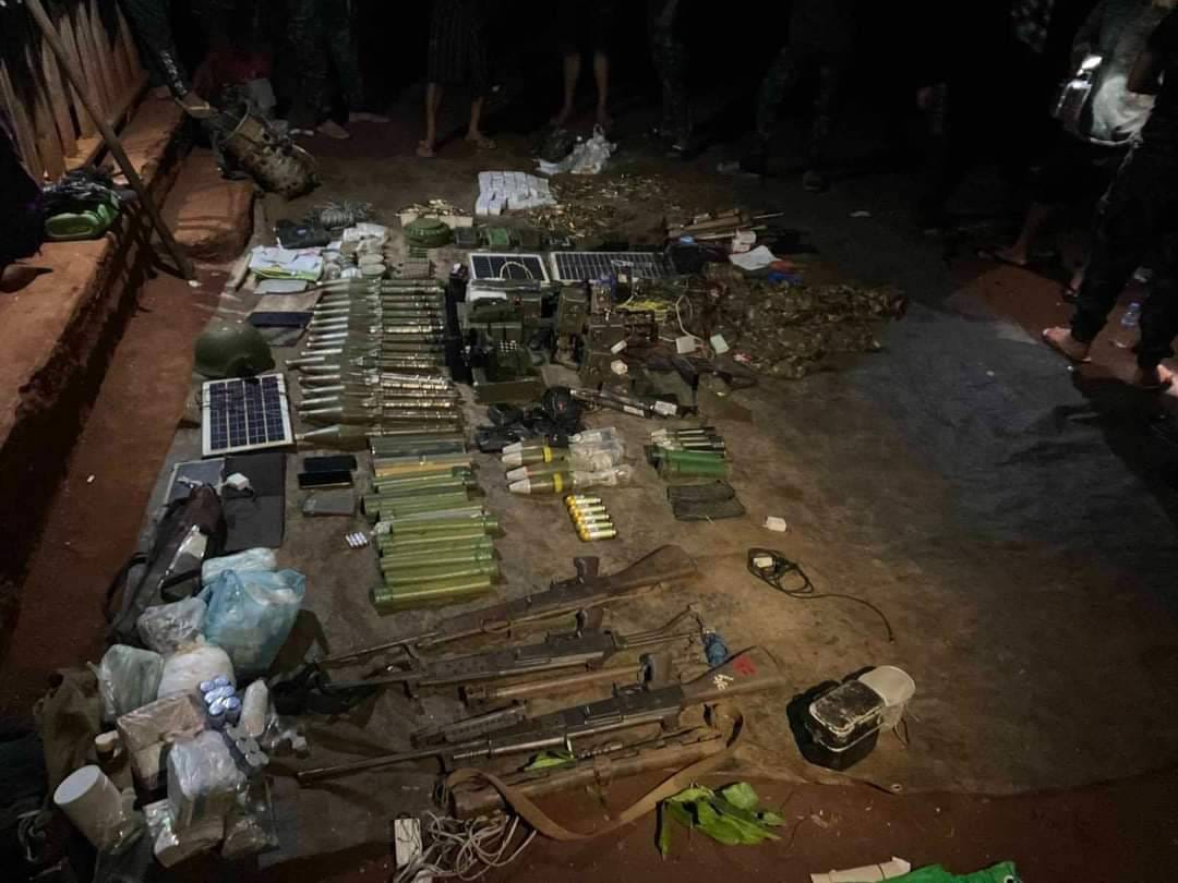 (ဖရူဆိုမြို့နယ်နှင့် ဖရူဆို-ဒီး​မော့ဆို လမ်း​ပေါ်တွင်ဖြစ်ပွား​သောတိုက်ပွဲများ၌ စစ်​ကောင်စီတပ်ထံမှ ကရင်နီတပ်​ပေါင်းစုထပ်မံသိမ်းဆည်းရရှိ​သောလက်နက်ခဲယမ်းများ။ ဓါတ်ပုံ-CJ)