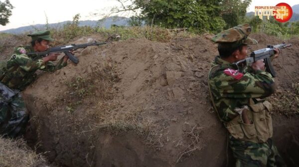 (ကချင်လွတ်လပ်ရေးတပ်မတော်(KIA)မှ ရဲဘော်များ တိုက်ပွဲတစ်ခုအတွင်း တွေ့ရစဥ်။ ဓာတ်ပုံ - People's Spring)