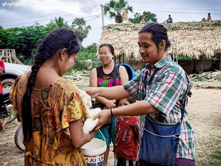 (စစ်ဘေးရှောင်များအား လှူဒါန်းနေစဥ်။ ဓာတ်ပုံ - ချင်းတွင်းမြစ်ကမ်းဘေး သပိတ်စစ်ကြောင်း၊ အညာပစ်တိုင်းထောင်လေးများ)