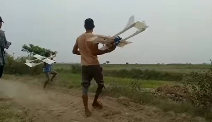 (စစ်ကောင်စီတပ်အား တိုက်ခိုက်ရန်ပြင်ဆင်နေသည့် ဒေါင်းတမာန်လေကြောင်းစစ်ဆင်ရေးရဲဘော်များအား တွေ့ရစဥ်)