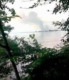 (စစ်ကောင်စီတပ်က အောင်သုခကျွန်းရွာကို မီးရှို့ဖျက်ဆီးနေသည်ကို အဝေးမြင်တွေ့ရစဥ်။ ဓာတ်ပုံ - CJ)