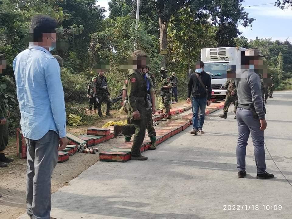 (၂၀၂၂ ဇန်နဝါရီက အင်းတော်လမ်းပိုင်း၌ KIA/PDF ပူးပေါင်းအဖွဲ့က လမ်းပိုင်းစစ်ဆေးပြီး စစ်တပ်ထုတ်ကုန်ဘီယာများအား တွေ့ရှိ၍ ဖျက်ဆီးနေစဥ်။ ဓာတ်ပုံ - IR)