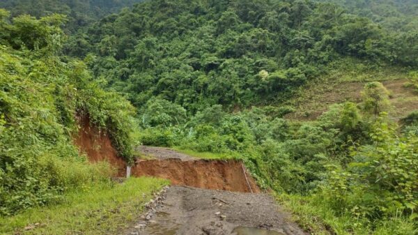 (မတူပီ- ဟားခါးလမ်း၌မြေပြိုမှုများကြောင့် လမ်းပိုင်းပျက်စီးနေသည်ကို တွေ့ရစဉ်။ ဓာတ်ပုံ - မတူပီ CDF)