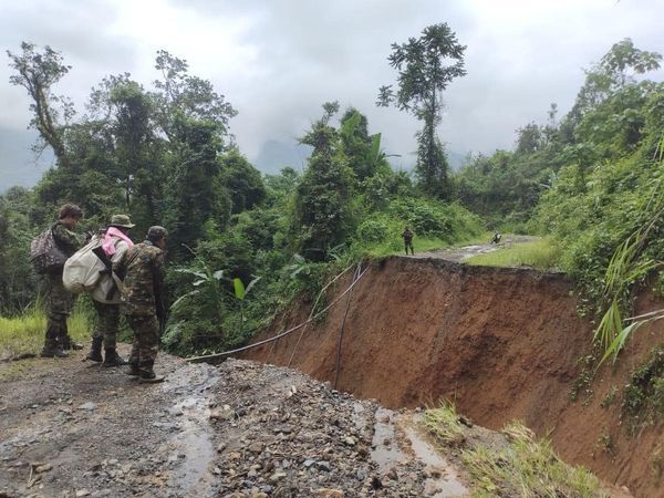 (မတူပီ- ဟားခါးလမ်း၌မြေပြိုမှုများကြောင့် လမ်းပိုင်းပျက်စီးနေသည်ကို တွေ့ရစဉ်။ ဓာတ်ပုံ - မတူပီ CDF)