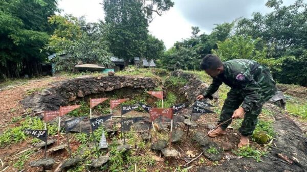 (စစ်ကောင်စီတပ်က လက်ခတ်တောင်ကုန်းမှနေ၍ ပြည်သူများရှိရာ နေရာများအား ပစ်ခတ်ရန်ချိန်ရွယ်ထားသည့် အမှတ်အသားများအား တွေ့ရစဉ်။ ဓာတ်ပုံ - Saw Kaw)