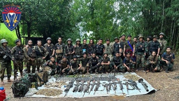 (‌ကော်ဘရာစစ်ကြောင်းမှ ရဲဘော်များနှင့် သိမ်းဆည်းရရှိသော လက်နက်ခဲယမ်းများအား တွေ့ရစဥ်။ ဓာတ်ပုံ - ကော်ဘရာစစ်ကြောင်း)