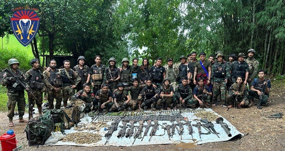 (‌ကော်ဘရာစစ်ကြောင်းမှ ရဲဘော်များနှင့် သိမ်းဆည်းရရှိသော လက်နက်ခဲယမ်းများအား တွေ့ရစဥ်။ ဓာတ်ပုံ - ကော်ဘရာစစ်ကြောင်း)