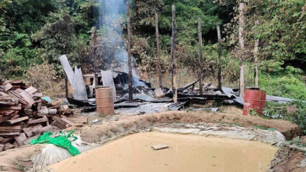 (စစ်ကောင်စီတပ် အကြမ်းဖက်စီးနင်းခဲ့သည့် နေရာအား တွေ့ရစဉ်။ ဓာတ်ပုံ - CJ)