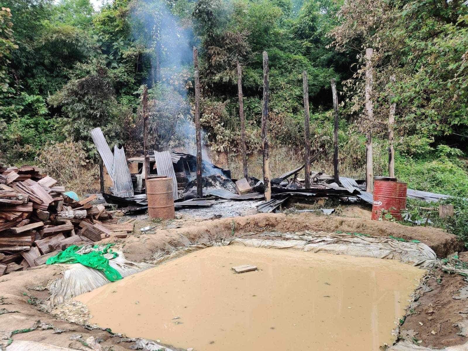 (စစ်ကောင်စီတပ် အကြမ်းဖက်စီးနင်းခဲ့သည့် နေရာအား တွေ့ရစဉ်။ ဓာတ်ပုံ - CJ)