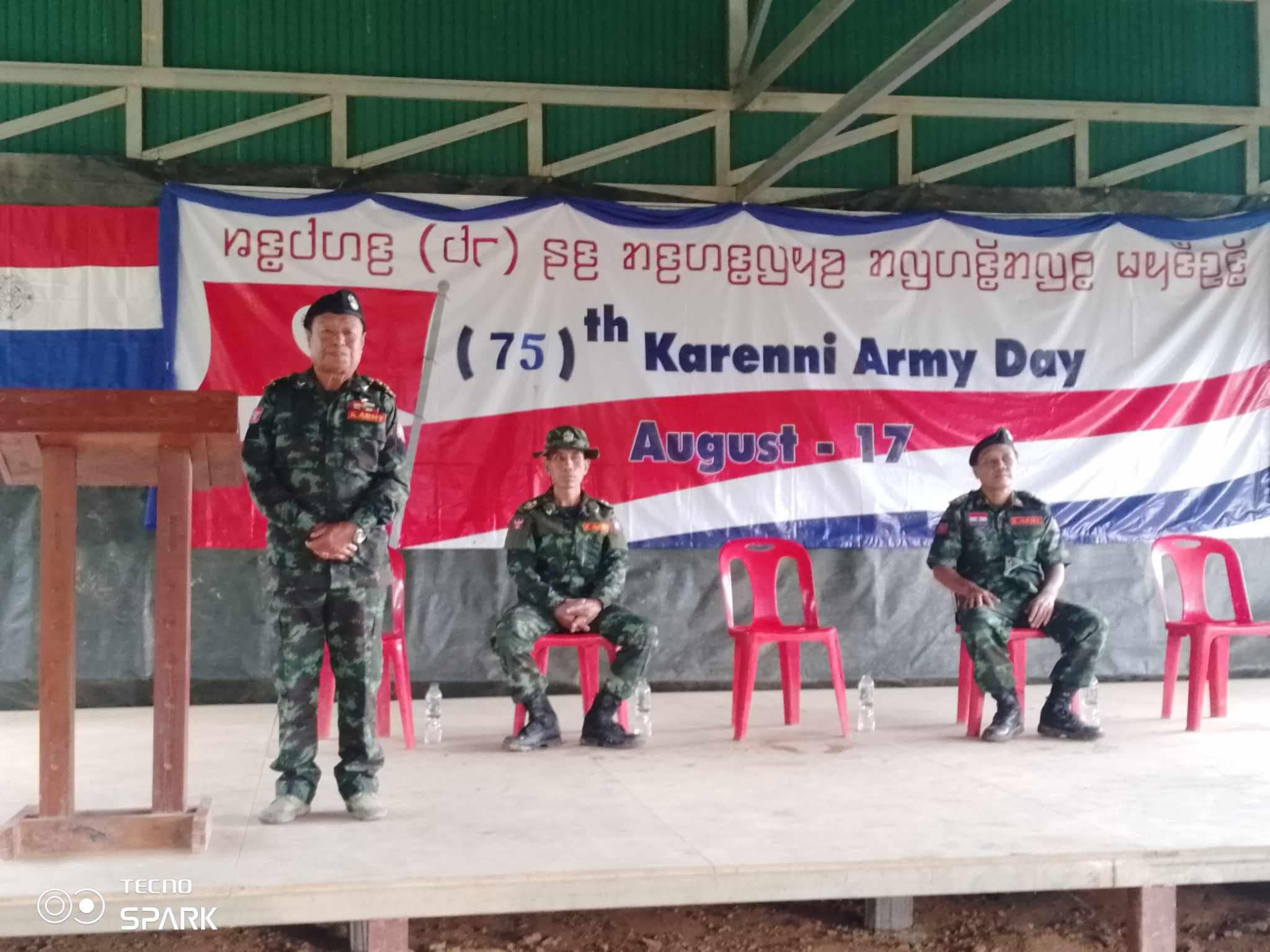 (ယနေ့ (ဩဂုတ် ၁၇ရက်) ကျရောက်သည့် (၇၅) နှစ်မြောက် ကရင်နီတပ်မတော်နေ့အခမ်းအနားကို လွတ်မြောက်နေရာတစ်နေရာ၌ ကျင်းပနေစဉ်။ ဓာတ်ပုံ - KnIc)